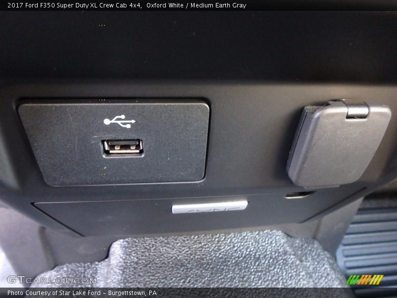 Oxford White / Medium Earth Gray 2017 Ford F350 Super Duty XL Crew Cab 4x4