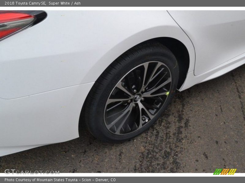 Super White / Ash 2018 Toyota Camry SE