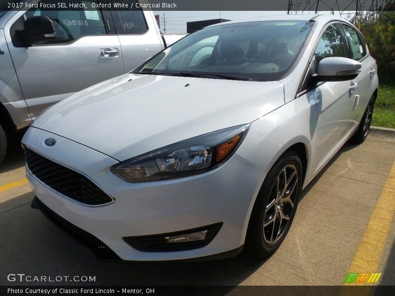 Oxford White / Charcoal Black 2017 Ford Focus SEL Hatch