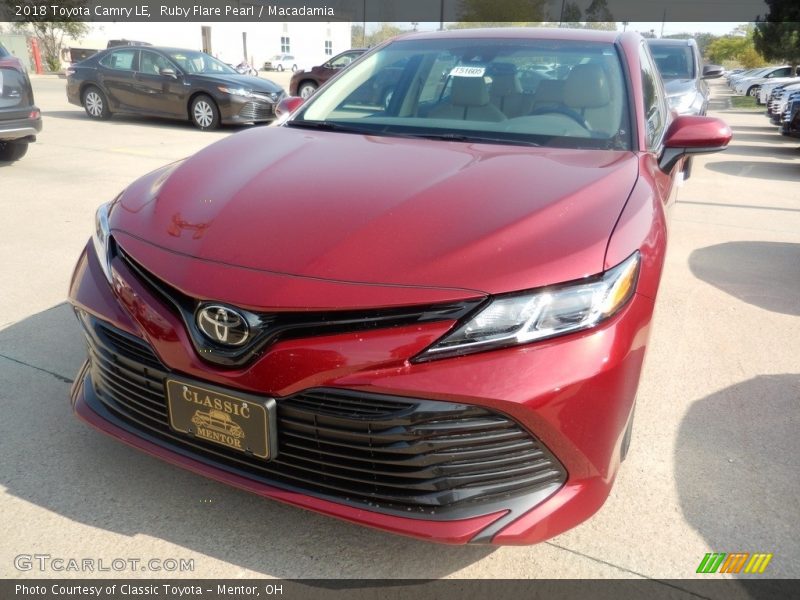 Ruby Flare Pearl / Macadamia 2018 Toyota Camry LE