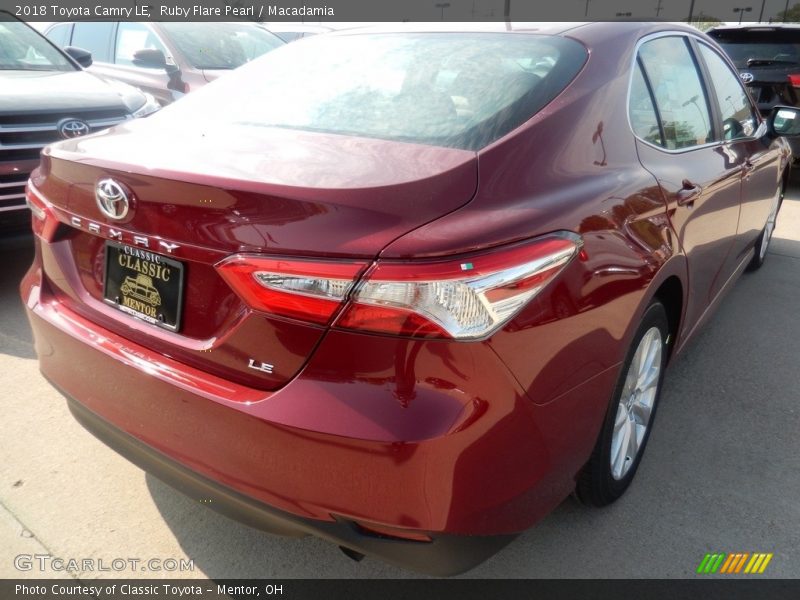 Ruby Flare Pearl / Macadamia 2018 Toyota Camry LE