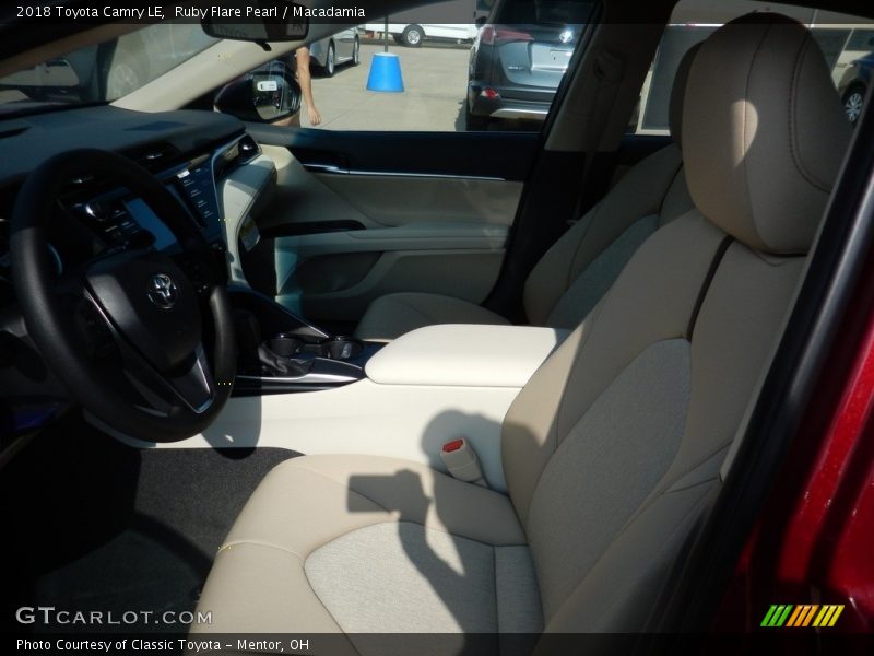 Ruby Flare Pearl / Macadamia 2018 Toyota Camry LE
