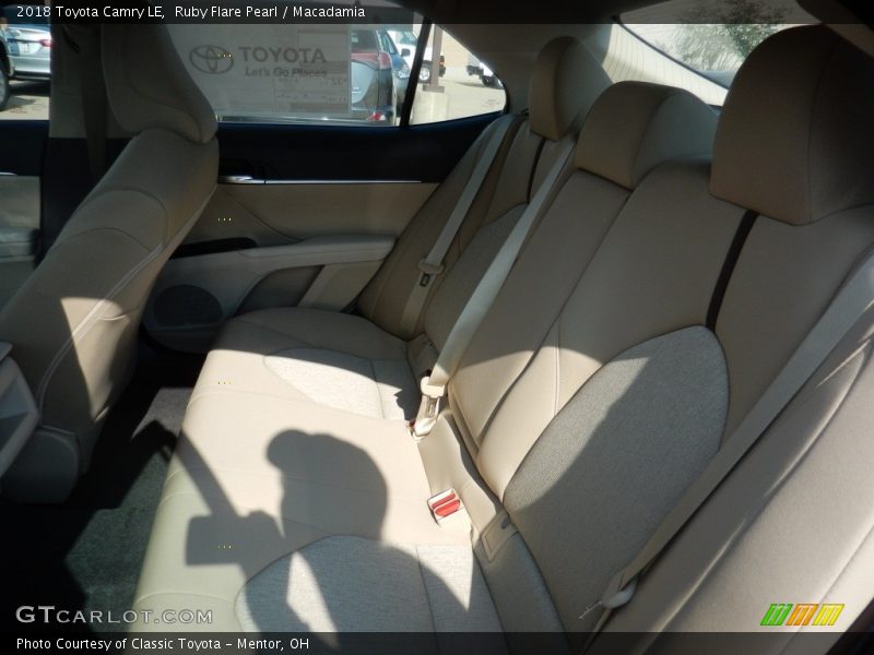 Ruby Flare Pearl / Macadamia 2018 Toyota Camry LE