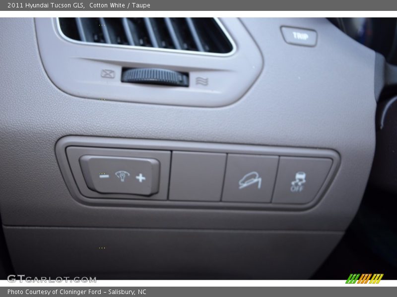 Cotton White / Taupe 2011 Hyundai Tucson GLS