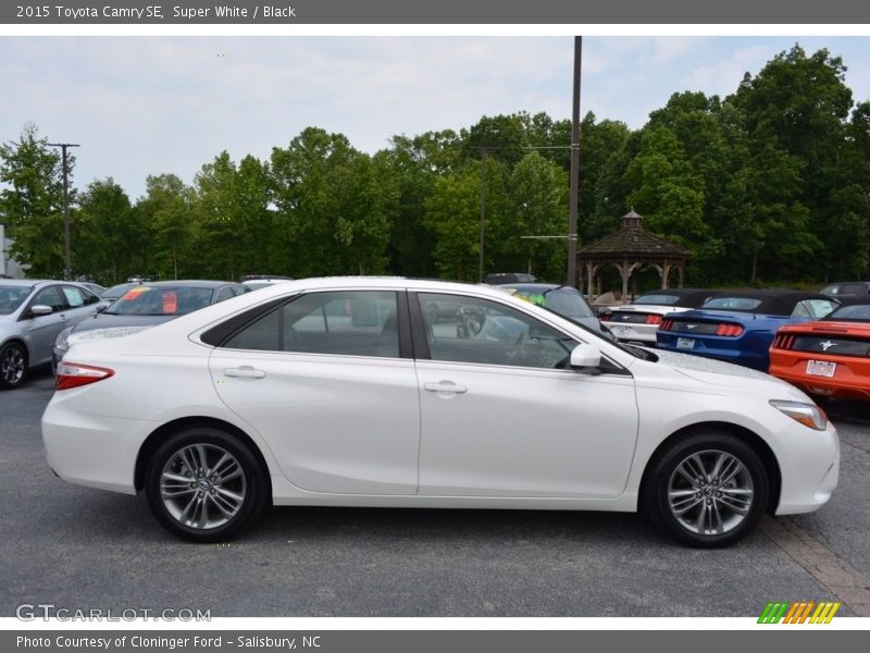 Super White / Black 2015 Toyota Camry SE