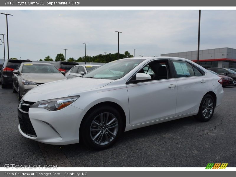 Super White / Black 2015 Toyota Camry SE