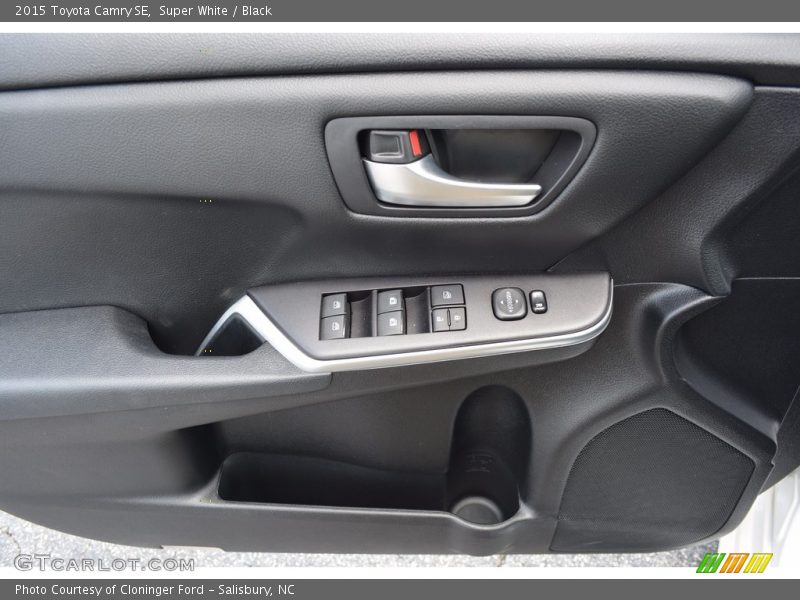 Super White / Black 2015 Toyota Camry SE