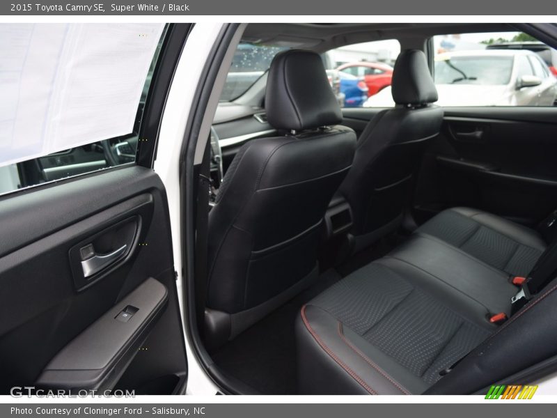 Super White / Black 2015 Toyota Camry SE