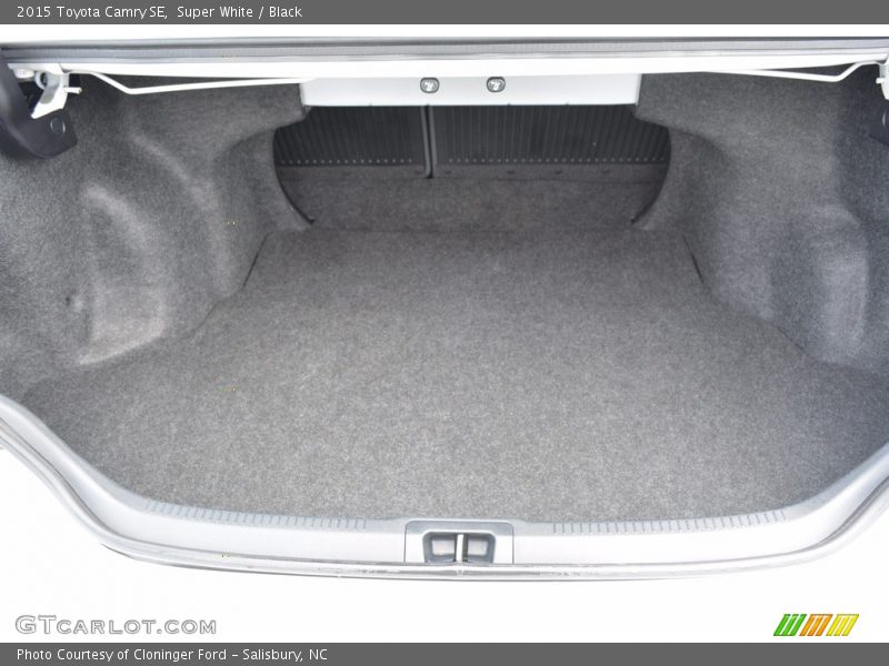 Super White / Black 2015 Toyota Camry SE