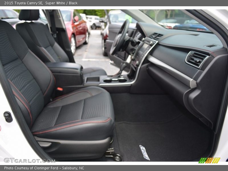 Super White / Black 2015 Toyota Camry SE
