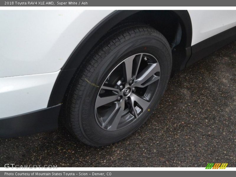 Super White / Ash 2018 Toyota RAV4 XLE AWD
