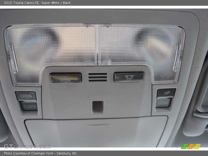 Super White / Black 2015 Toyota Camry SE
