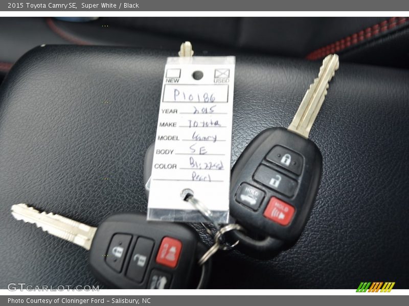 Super White / Black 2015 Toyota Camry SE