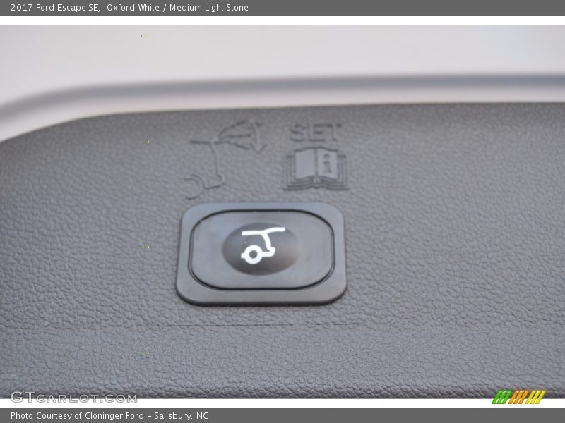Oxford White / Medium Light Stone 2017 Ford Escape SE