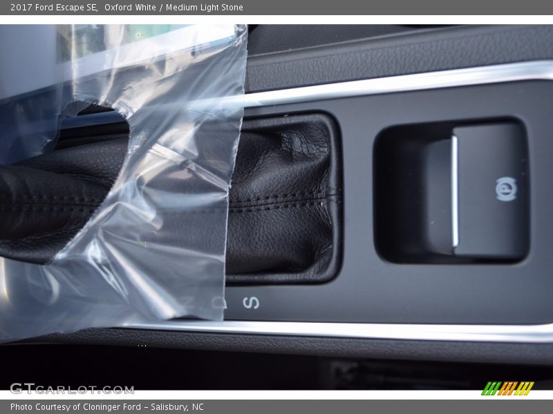 Oxford White / Medium Light Stone 2017 Ford Escape SE
