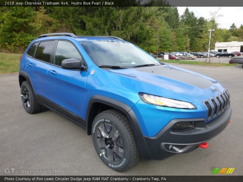 Front 3/4 View of 2018 Cherokee Trailhawk 4x4