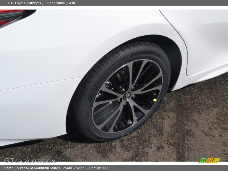 Super White / Ash 2018 Toyota Camry SE