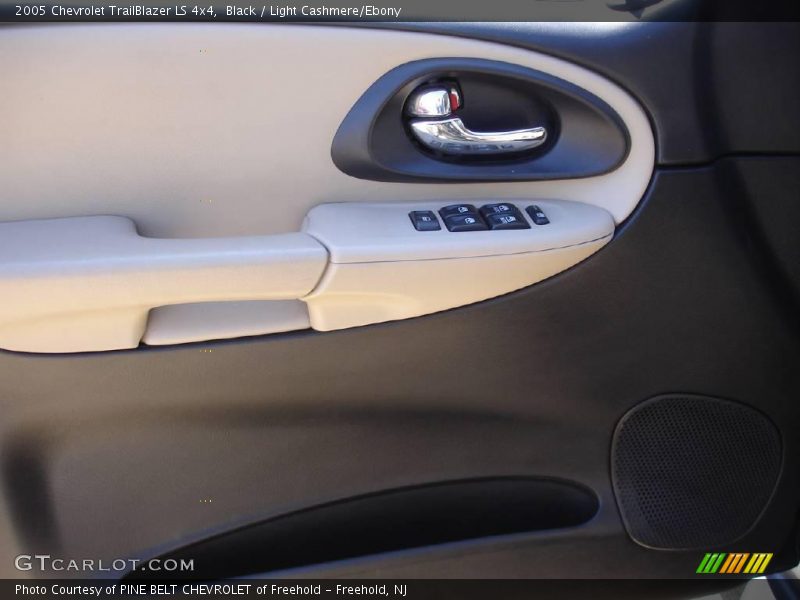 Black / Light Cashmere/Ebony 2005 Chevrolet TrailBlazer LS 4x4