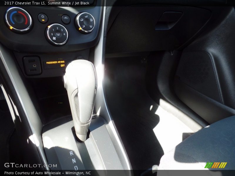 Summit White / Jet Black 2017 Chevrolet Trax LS