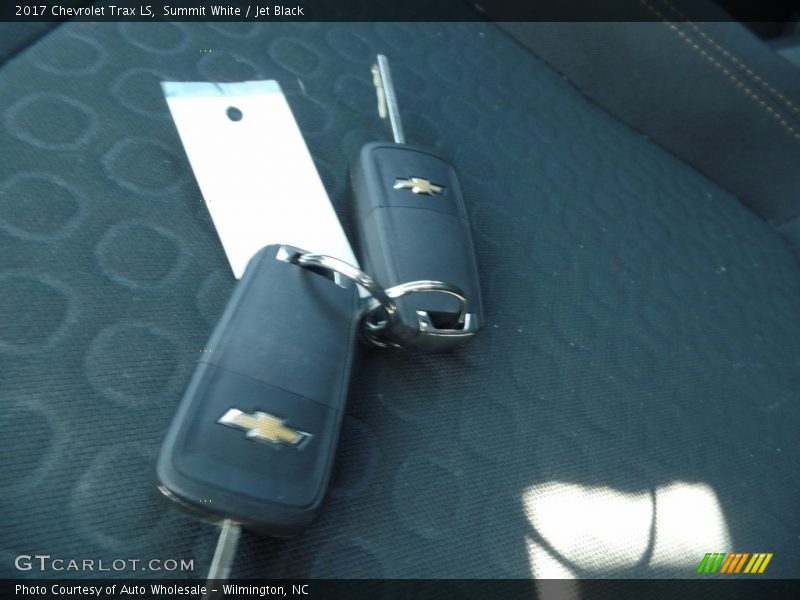 Summit White / Jet Black 2017 Chevrolet Trax LS