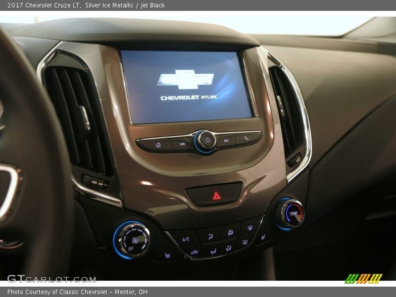 Silver Ice Metallic / Jet Black 2017 Chevrolet Cruze LT