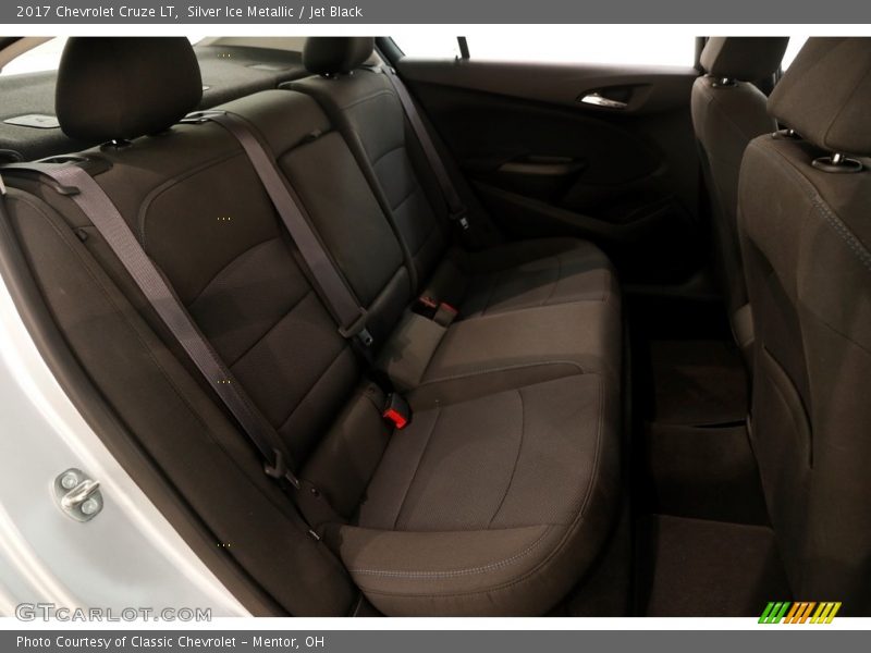 Silver Ice Metallic / Jet Black 2017 Chevrolet Cruze LT
