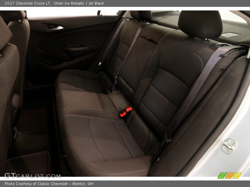 Silver Ice Metallic / Jet Black 2017 Chevrolet Cruze LT