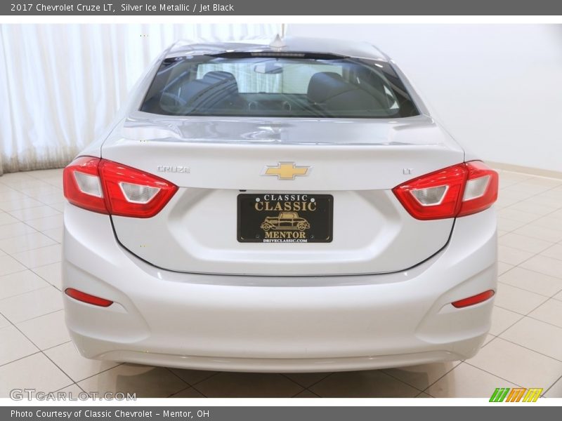 Silver Ice Metallic / Jet Black 2017 Chevrolet Cruze LT