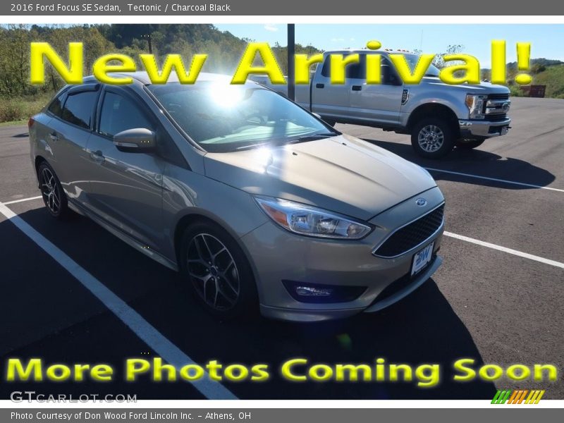 Tectonic / Charcoal Black 2016 Ford Focus SE Sedan
