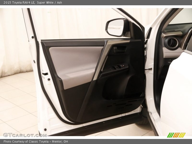 Super White / Ash 2015 Toyota RAV4 LE