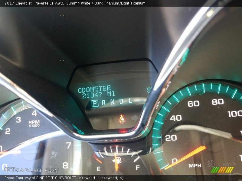 Summit White / Dark Titanium/Light Titanium 2017 Chevrolet Traverse LT AWD