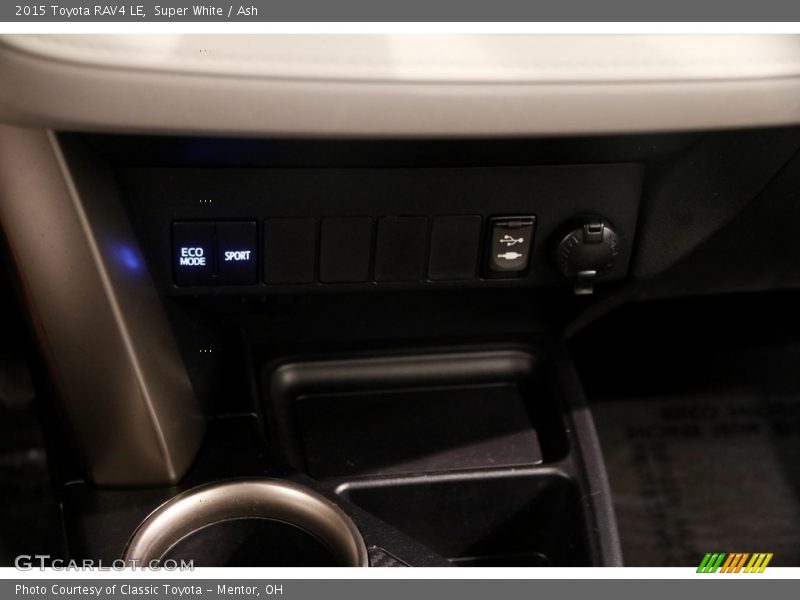 Super White / Ash 2015 Toyota RAV4 LE