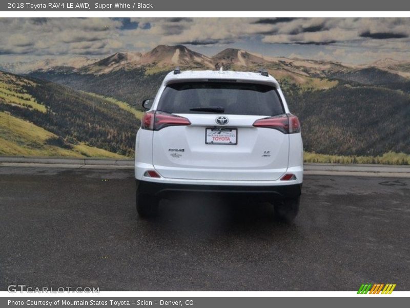 Super White / Black 2018 Toyota RAV4 LE AWD