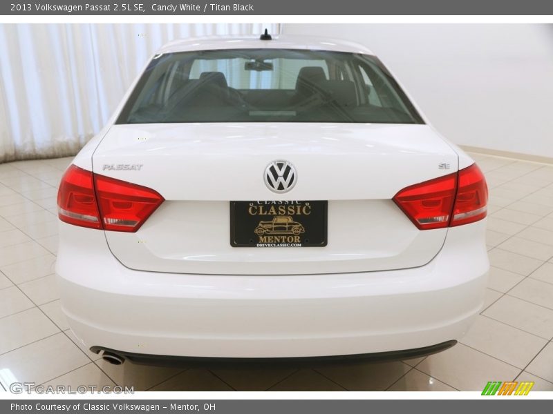 Candy White / Titan Black 2013 Volkswagen Passat 2.5L SE