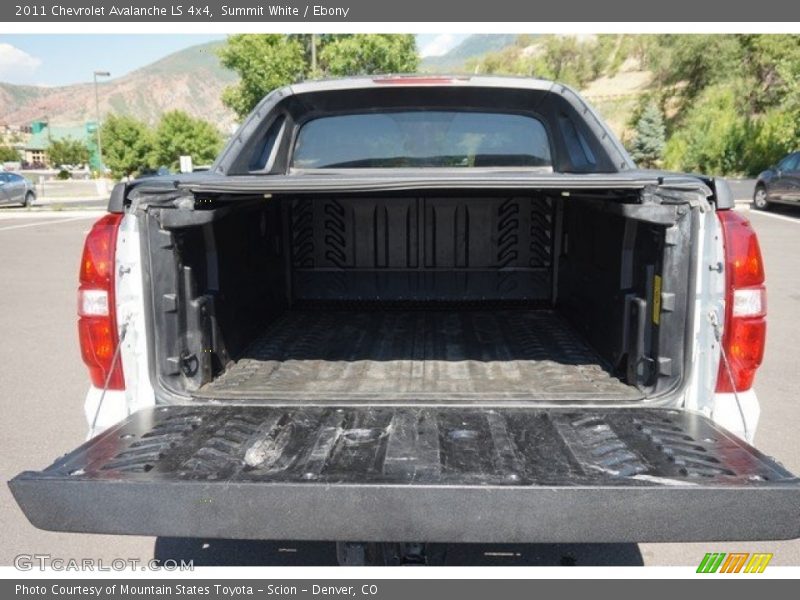 Summit White / Ebony 2011 Chevrolet Avalanche LS 4x4
