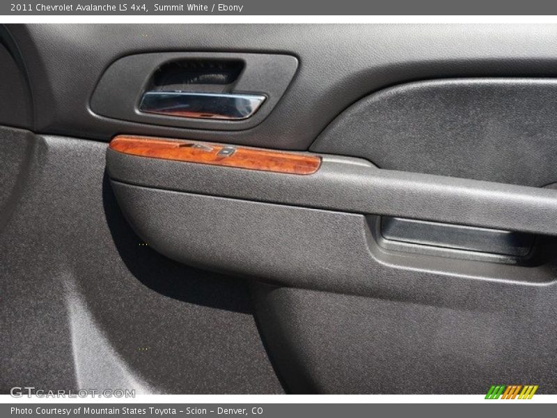 Summit White / Ebony 2011 Chevrolet Avalanche LS 4x4