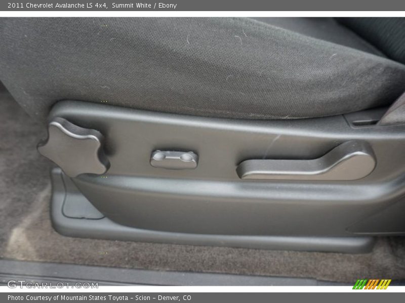 Summit White / Ebony 2011 Chevrolet Avalanche LS 4x4
