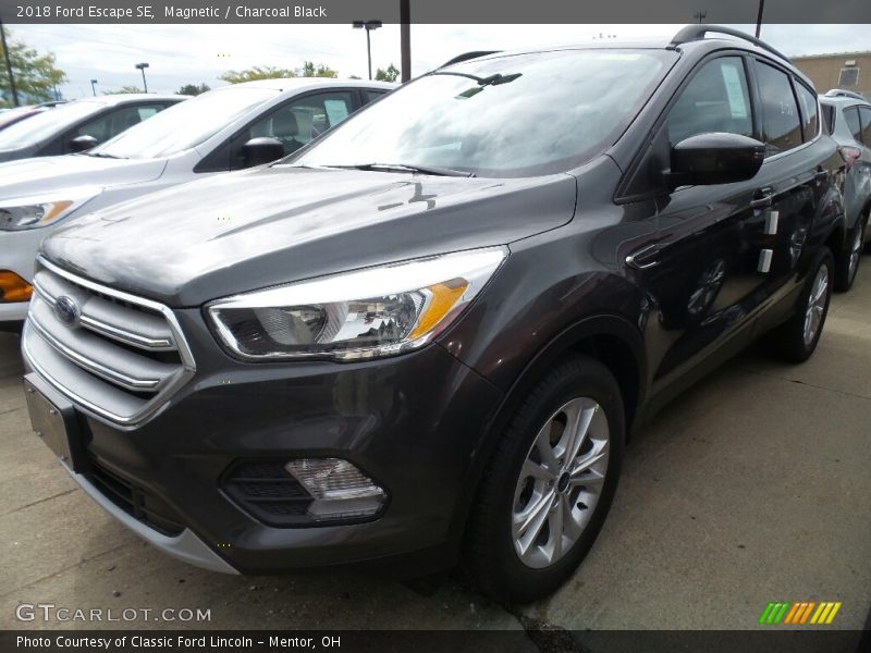 Magnetic / Charcoal Black 2018 Ford Escape SE