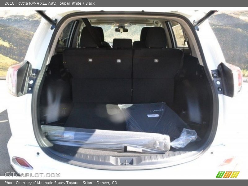 Super White / Black 2018 Toyota RAV4 XLE AWD
