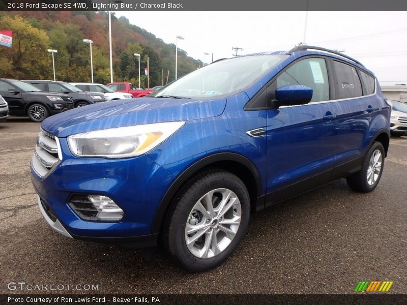 Front 3/4 View of 2018 Escape SE 4WD