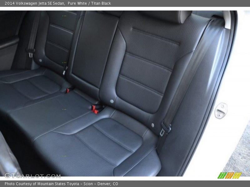 Pure White / Titan Black 2014 Volkswagen Jetta SE Sedan