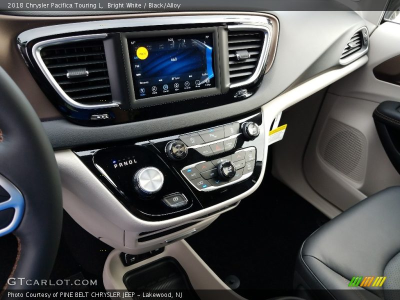 Bright White / Black/Alloy 2018 Chrysler Pacifica Touring L