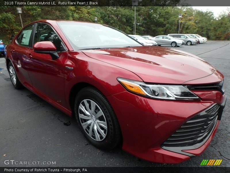 Ruby Flare Pearl / Black 2018 Toyota Camry Hybrid LE