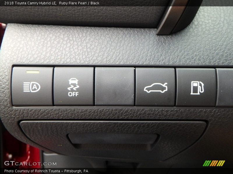 Ruby Flare Pearl / Black 2018 Toyota Camry Hybrid LE
