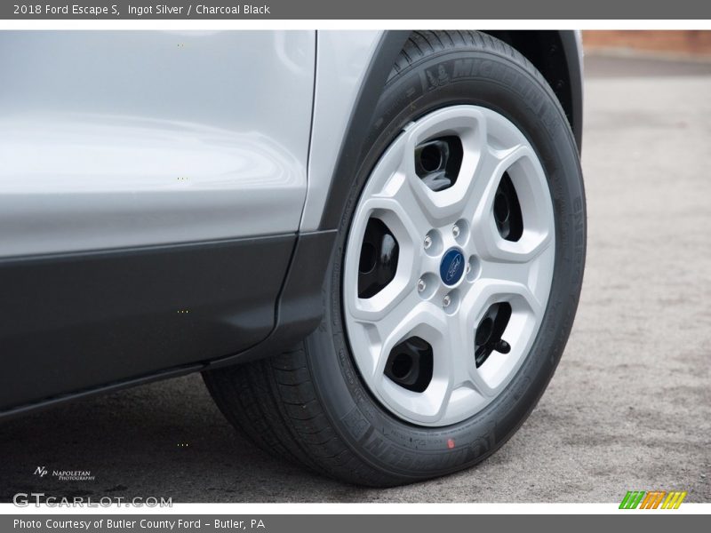 Ingot Silver / Charcoal Black 2018 Ford Escape S
