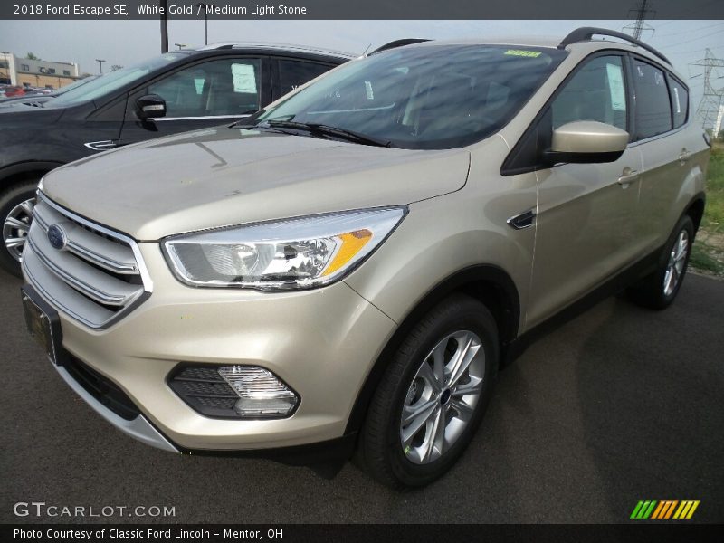 Front 3/4 View of 2018 Escape SE