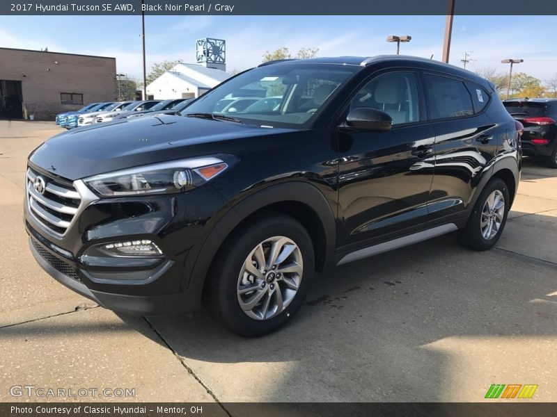 Black Noir Pearl / Gray 2017 Hyundai Tucson SE AWD