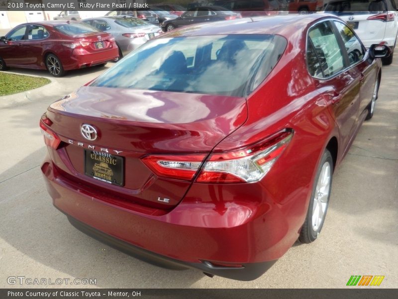 Ruby Flare Pearl / Black 2018 Toyota Camry LE