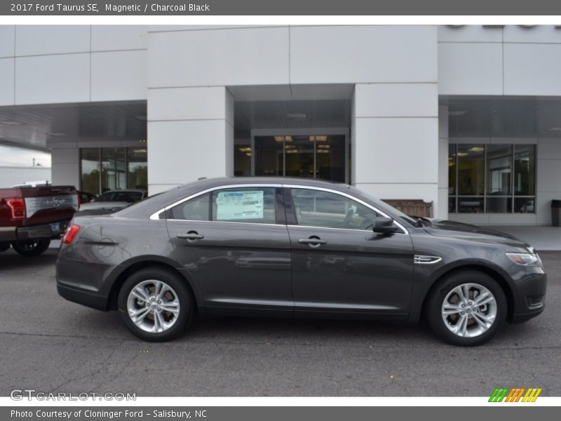 Magnetic / Charcoal Black 2017 Ford Taurus SE