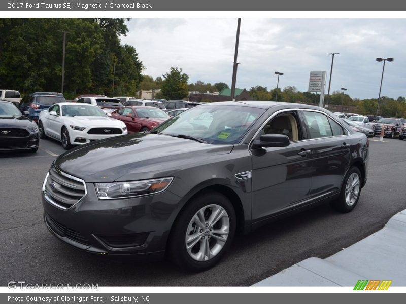 Magnetic / Charcoal Black 2017 Ford Taurus SE